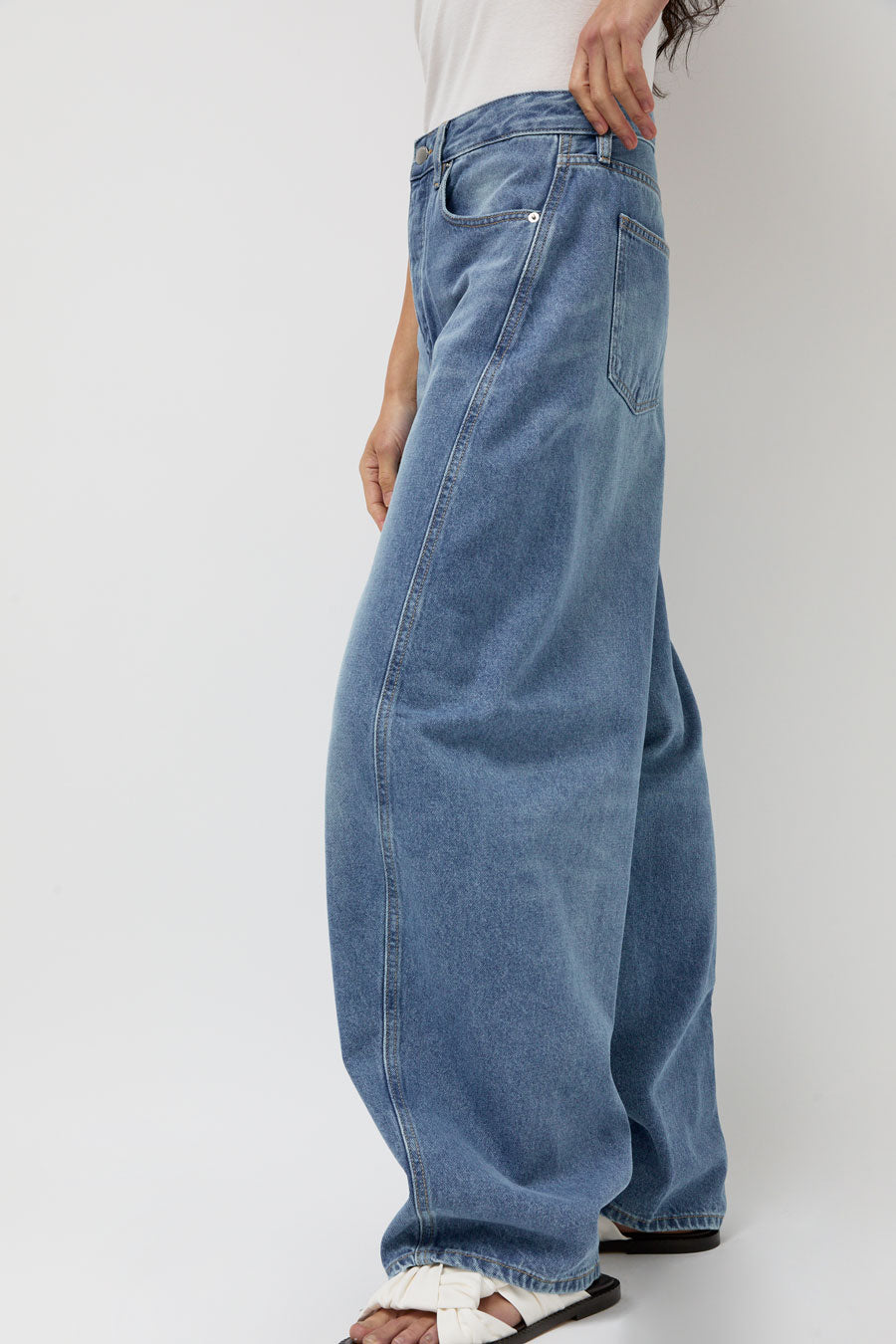 St. Agni Mid Rise Balloon Jeans in 90s Blue